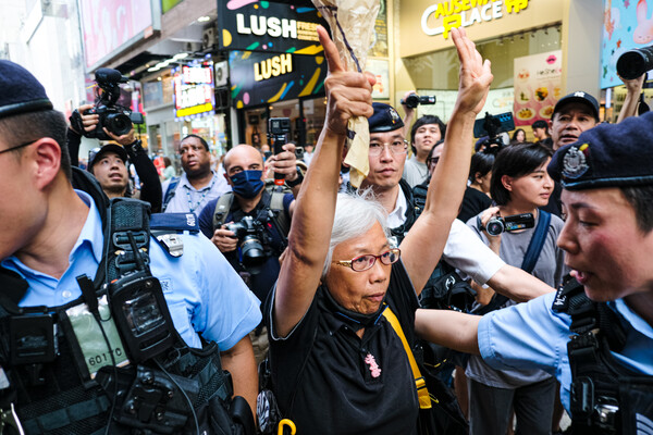 Χονγκ Κονγκ: Συλλήψεις ακτιβιστών κατά την 34η επέτειο της αιματηρής καταστολής στην Τιενανμέν