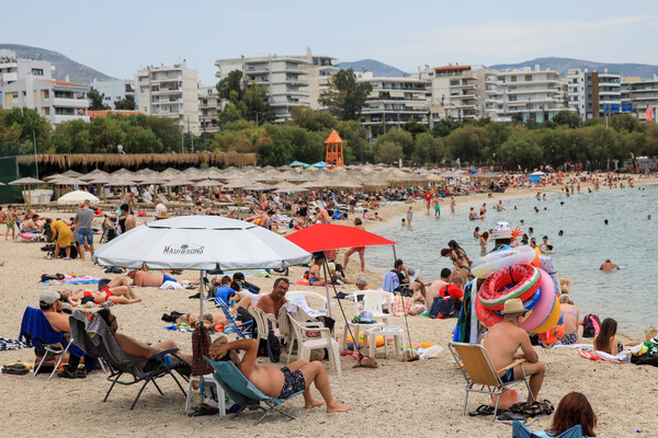 Γέμισαν οι παραλίες της Αττικής, λίγο πριν την καλοκαιρινή μπόρα