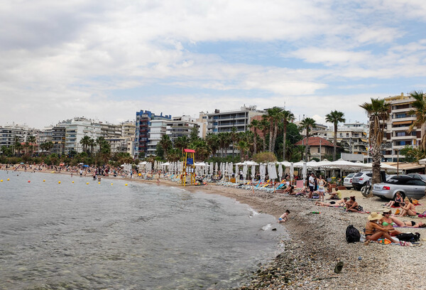 Γέμισαν οι παραλίες της Αττικής λίγο πριν την καλοκαιρινή μπόρα