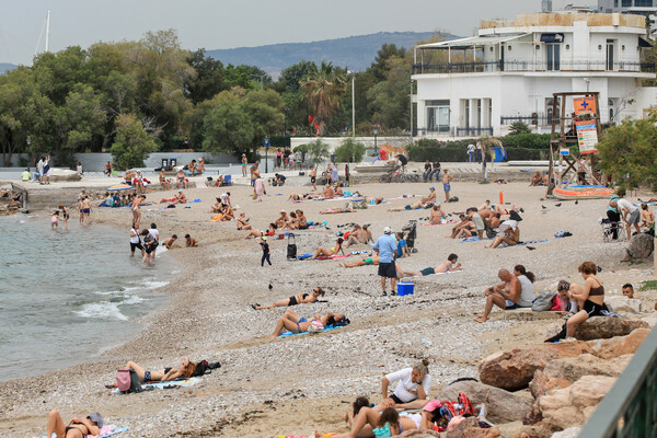 Γέμισαν οι παραλίες της Αττικής, λίγο πριν την καλοκαιρινή μπόρα