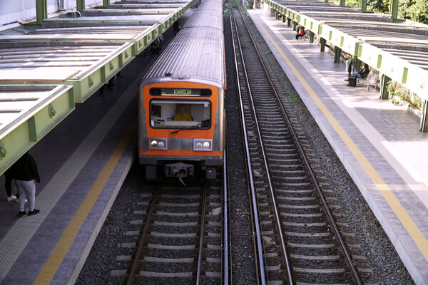 Αγίου Πνεύματος: Πώς κινούνται σήμερα Μετρό, Ηλεκτρικός, λεωφορεία και τραμ