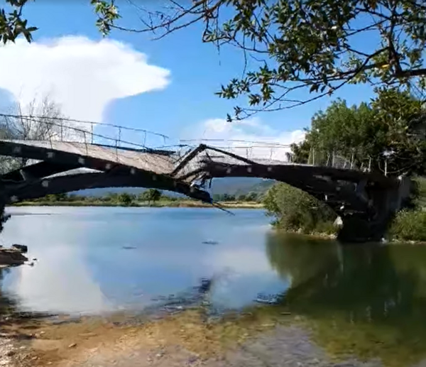 Άρτα: Η στιγμή που καταρρέει ξύλινο γεφύρι στο πάρκο της πόλης 