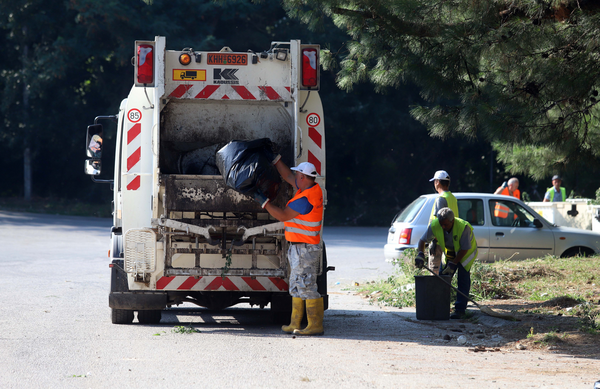 Καβάλα: Νεκρός νεαρός οδηγός δικύκλου - Σφηνώθηκε σε πρέσα απορριμματοφόρου