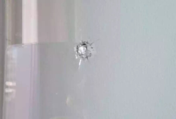 Κρήτη: Σφαίρα καρφώθηκε σε παράθυρο παιδικού δωματίου την ώρα που διάβαζε νεαρή μαθήτρια