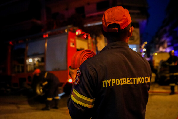 Κολωνός: Πυρκαγιά σε ισόγειο διαμέρισμα- Εκκενώθηκε η πολυκατοικία