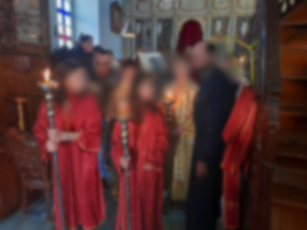 Σφοδρές αντιδράσεις για την αργία σε ιερέα που έκανε «παπαδάκια» δύο κορίτσια