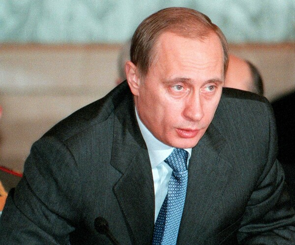 Ποιο ρόλο είχε ο Βλαντιμίρ Πούτιν στην KGB: Θρυλικός κατάσκοπος ή «παιδί για τα θελήματα»; - Αποκαλύψεις του Spiegel 