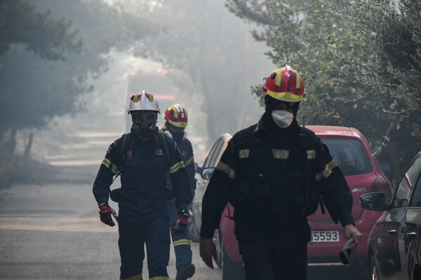 Πυρκαγιά στην Τζιά- Σε δύσβατο σημείο, μέσα σε χαράδρα