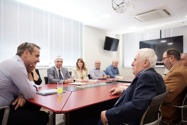 Συνάντηση Μητσοτάκη με τους πολύτεκνους- Νέο υπουργείο για το δημογραφικό