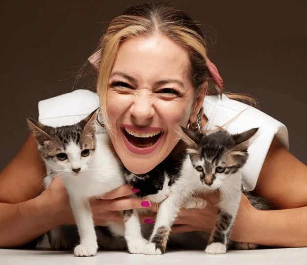 Νατάσσα Μποφίλιου: Με τρία γατάκια αγκαλιά- και τα δίνει προς υιοθεσία
