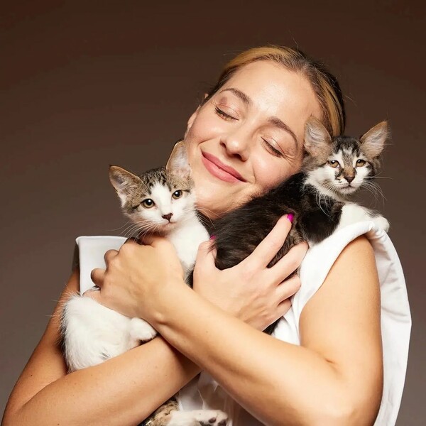 Νατάσσα Μποφίλιου: Με τρία γατάκια αγκαλιά- και τα δίνει προς υιοθεσία