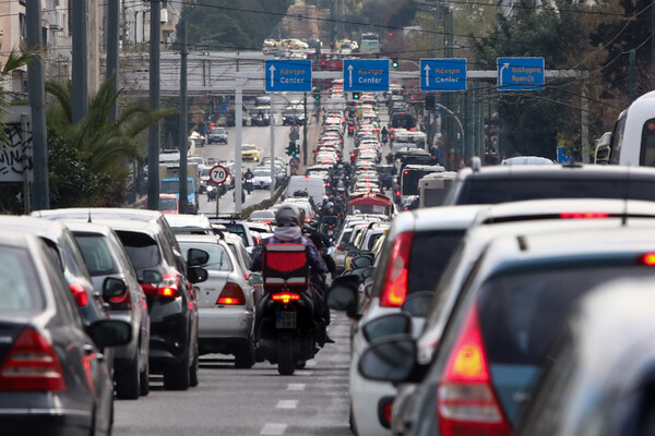 Κίνηση στους δρόμους: Μεγάλα προβλήματα σε κέντρο και εθνική οδό Αθηνών- Λαμίας