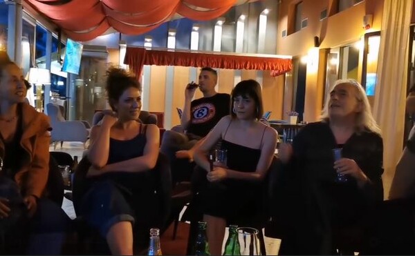 Ο Γιάννης Αγγελάκας τραγούδησε σε συνεταιριστικό καφενείο Ρομά- Δεν το θέλει η γειτονιά