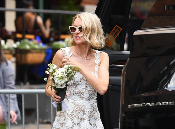 Παντρεύτηκε η Naomi Watts; Οι φωτογραφίες που πυροδότησαν τις φήμες