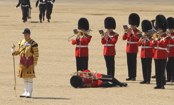 Στρατιώτης λιποθυμά από τη ζέστη μπροστά στον πρίγκιπα Ουίλιαμ