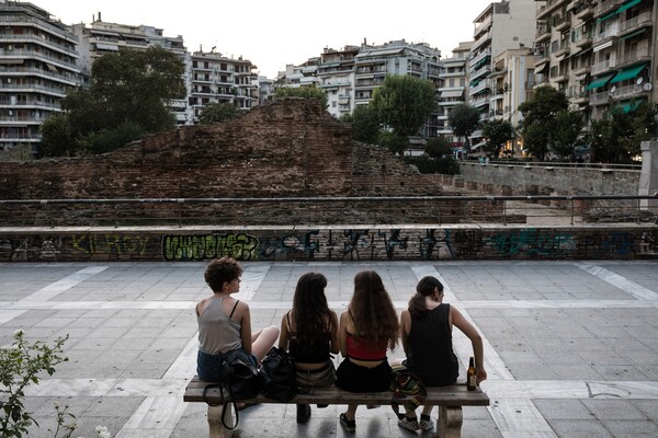 EE: Το 26% των νέων το 2021 ζούσε σε υπερπλήρη νοικοκυριά- Η εικόνα στην Ελλάδα