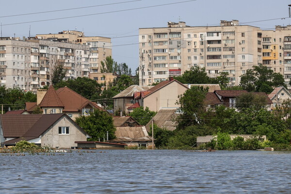 Ουκρανία: Κατοχή, βομβαρδισμοί και τώρα πλημμύρες - Απελπισμένοι οι κάτοικοι στη Χερσώνα