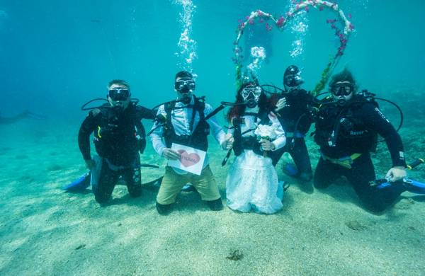 Αλόννησος: Οι υποβρύχιες φωτογραφήσεις γάμου έγιναν συνήθεια