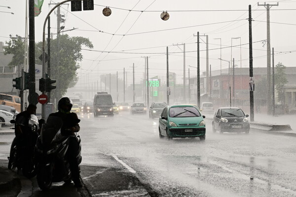 Κίνηση στους δρόμους: Κυκλοφοριακό κομφούζιο έφερε η βροχή 