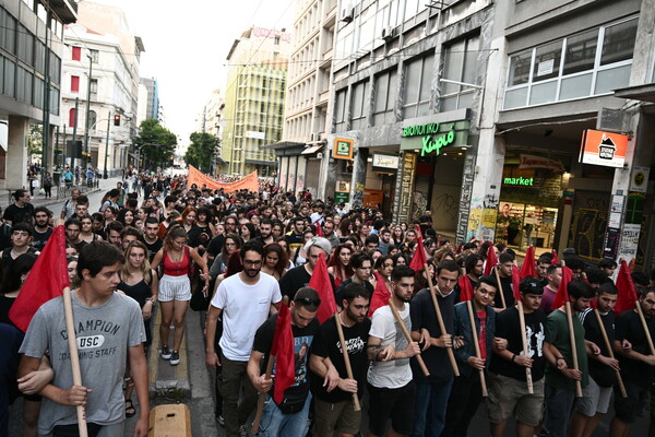 Μαζική διαδήλωση στο κέντρο της Αθήνας για το πολύνεκρο ναυάγιο στην Πύλο