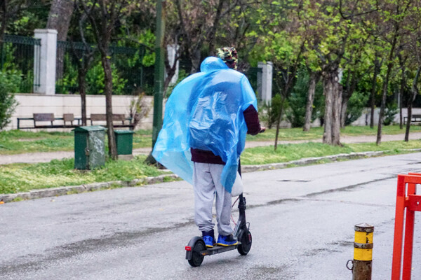 Ηλεκτρικά Πατίνια: Τι ορίζει ο ΚΟΚ και το συνιστά η Τροχαία