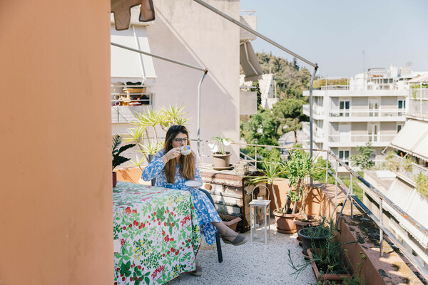 Η ζωή στα μπαλκόνια της Αθήνας