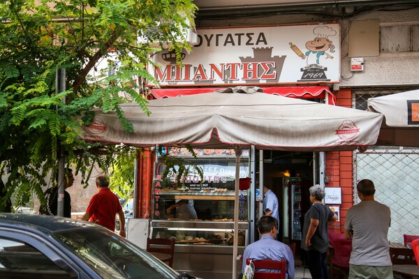 Τρώμε κρέμα και κιμά στου Μπαντή, στον μεγάλο μάστορα της σαλονιώτικης μπουγάτσας 