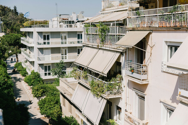 Η ζωή στα μπαλκόνια της Αθήνας