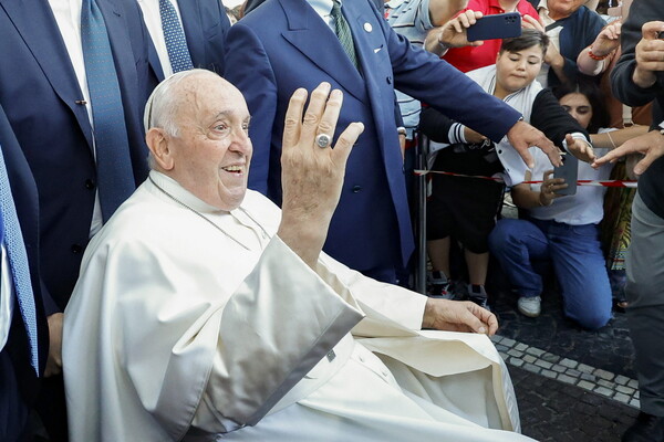 «Είμαι ακόμη ζωντανός»- Ο πάπας Φραγκίσκος πήρε εξιτήριο από το νοσοκομείο