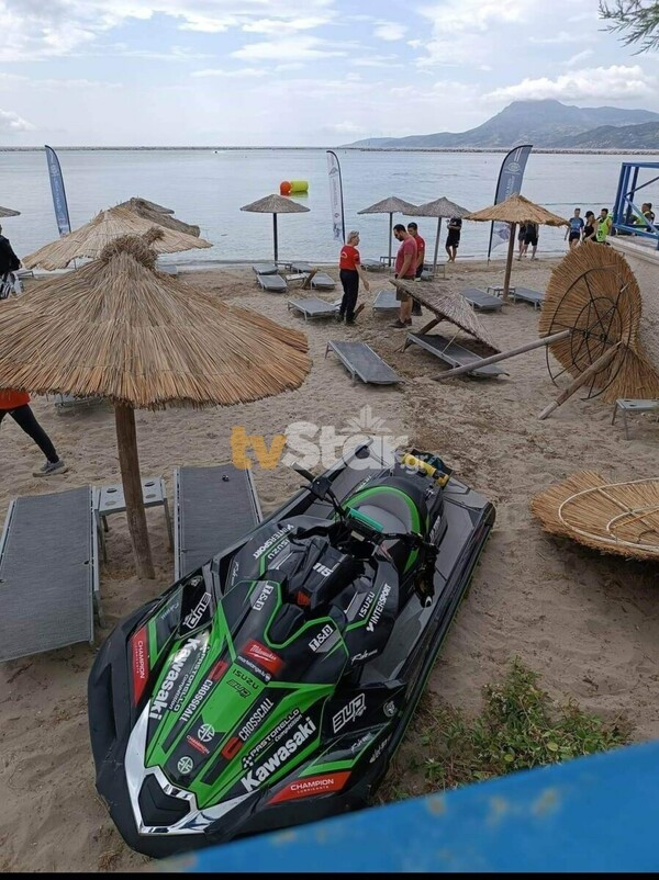 Εύβοια: Jet ski βγήκαν εκτός πορείας και έπεσαν σε ομπρέλες στην παραλία της Κύμης (φωτο & video)