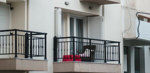 Κοπέλα που κρεμόταν σε μπαλκόνι ξεσκέπασε κύκλωμα εμπορίας ανθρώπων 