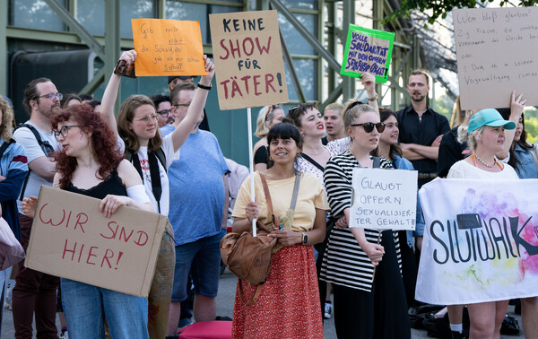 Rammstein: Διαδήλωση πριν από την συναυλία τους στην Ελβετία- Μετά τις καταγγελίες για σεξουαλικές επιθέσεις 