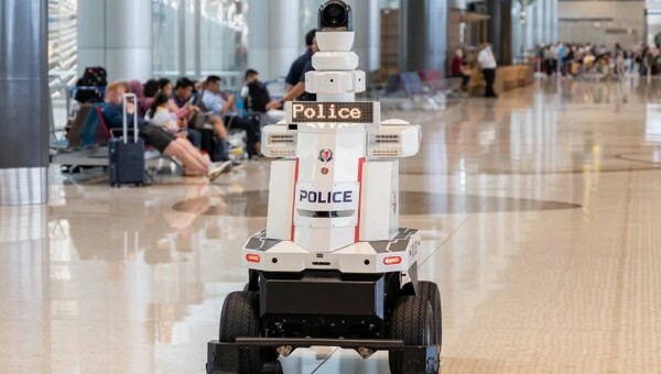 Αστυνόμορομπότ ξεκίνησαν περιπολίες στο αεροδρόμιο της Σιγκαπούρης