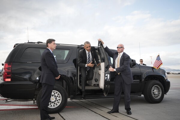 Μπαράκ Ομπάμα: Έφυγε από την Αντίπαρο συνοδεία περιπολικών και θωρακισμένων οχημάτων