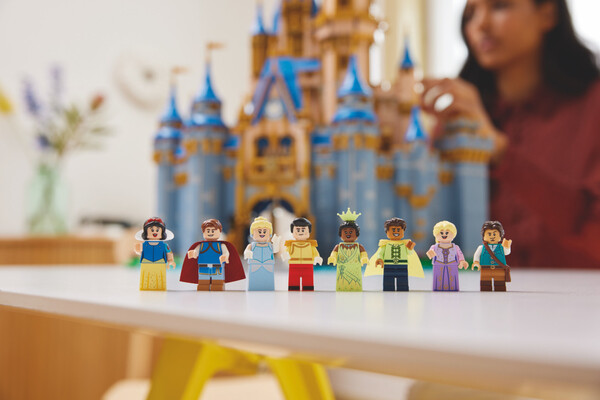Το κάστρο της Disney έγινε Lego - Έχει πυροτεχνήματα και αποτελείται από 4.837 κομμάτια