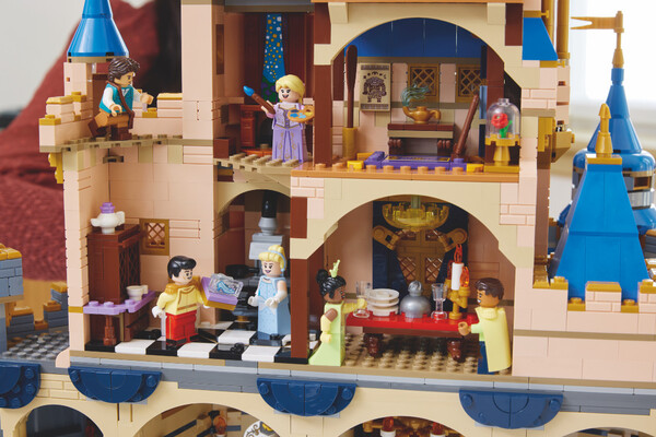 Το κάστρο της Disney έγινε Lego - Έχει πυροτεχνήματα και αποτελείται από 4.837 κομμάτια