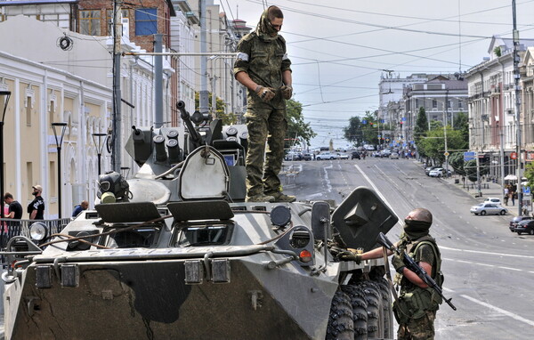 «Εσωτερικό ζήτημα» η εξέγερση στη Ρωσία, λέει η Ευρώπη- «Παρακολουθούμε στενά τις εξελίξεις»