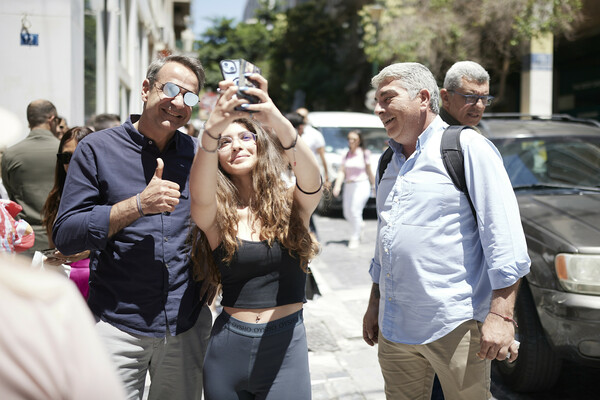 Στην Ερμού ο Κυριάκος Μητσοτάκης- Συνάντησε δημοσιογράφους και έβγαλε selfies με πολίτες