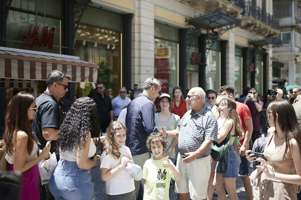 Στην Ερμού ο Κυριάκος Μητσοτάκης- Συνάντησε δημοσιογράφους και έβγαλε selfies με πολίτες