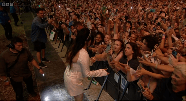 Γιούχαραν τη Lana Del Rey επειδή πήγε στο Glastonbury με 30 λεπτά καθυστέρηση- Της έκλεισαν και το μικρόφωνο