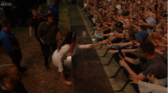 Γιούχαραν τη Lana Del Rey επειδή πήγε στο Glastonbury με 30 λεπτά καθυστέρηση- Της έκλεισαν και το μικρόφωνο