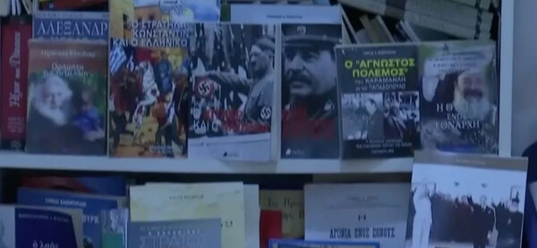 Σπαρτιάτες: Βιβλία με τους Παπαδόπουλο, Χίτλερ, Μεταξά και τη ναζιστική σβάστικα στο γραφείο του εκπρόσωπου Τύπου