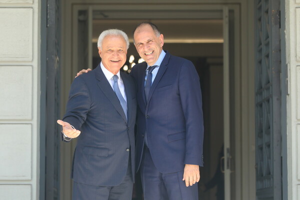 Τελετές παράδοσης-παραλαβής: Μηνύματα και στόχοι των νέων υπουργών