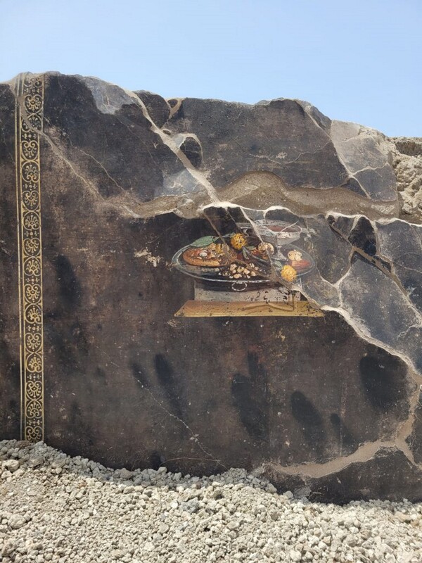 Ανακαλύφθηκε στην Πομπηία	τοιχογραφία με «μακρινό πρόγονο» της πίτσας
