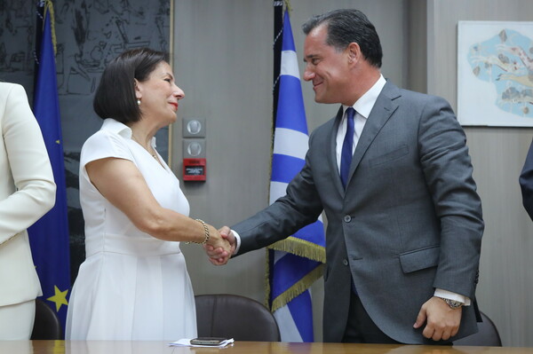 Τελετές παράδοσης-παράδοσης: Μηνύματα και στόχοι των νέων υπουργών