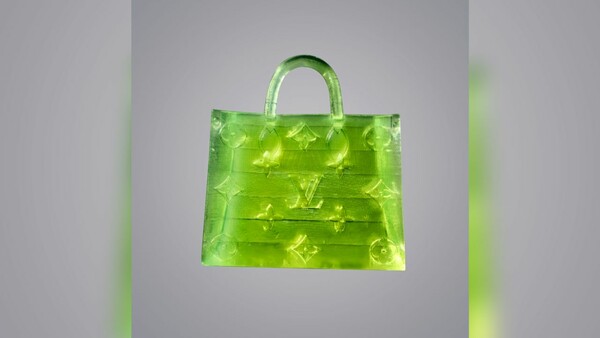 Louis Vuitton: Τσάντα στο μέγεθος κόκου αλατιού πουλήθηκε για σχεδόν 58.000 ευρώ