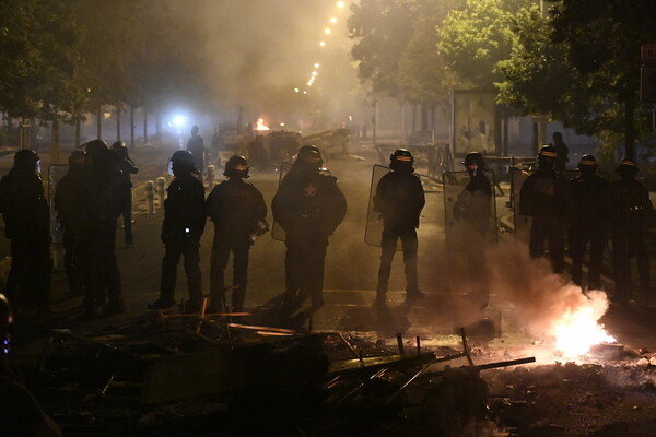 Γαλλία: Τεθωρακισμένα και 45.000 αστυνομικοί και χωροφύλακες για την καταστολή των ταραχών