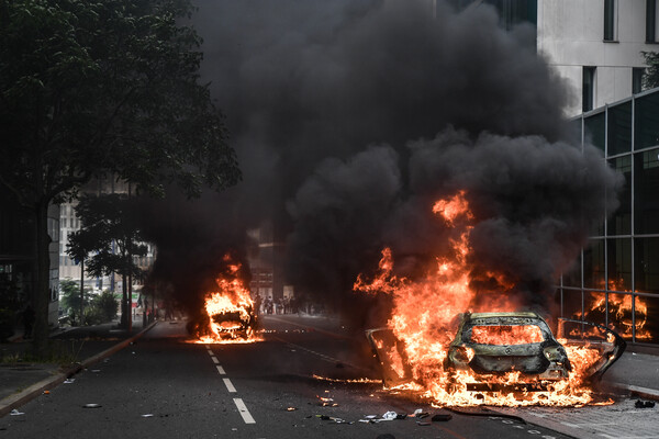 Ταραχές στη Γαλλία: Ο Μακρόν βγάζει τεθωρακισμένα της αστυνομίας στους δρόμους