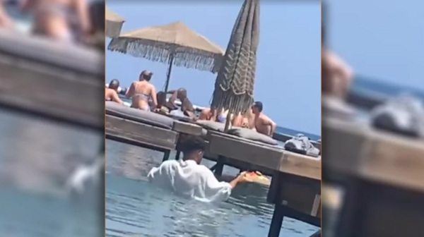 Ρόδος: Σερβιτόρος beach bar σχεδόν κολυμπά, για να πάει παραγγελία