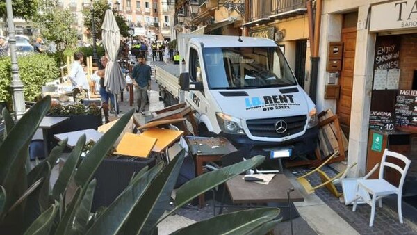 Σαρδηνία: Φορτηγάκι έπεσε σε τραπεζοκαθίσματα - 15 τραυματίες
